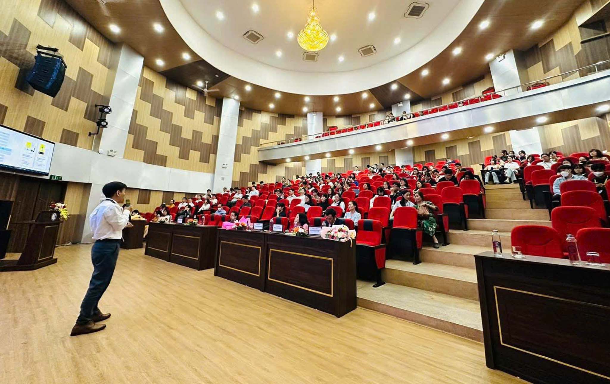 Ảnh lưu niệm tập thể lớp