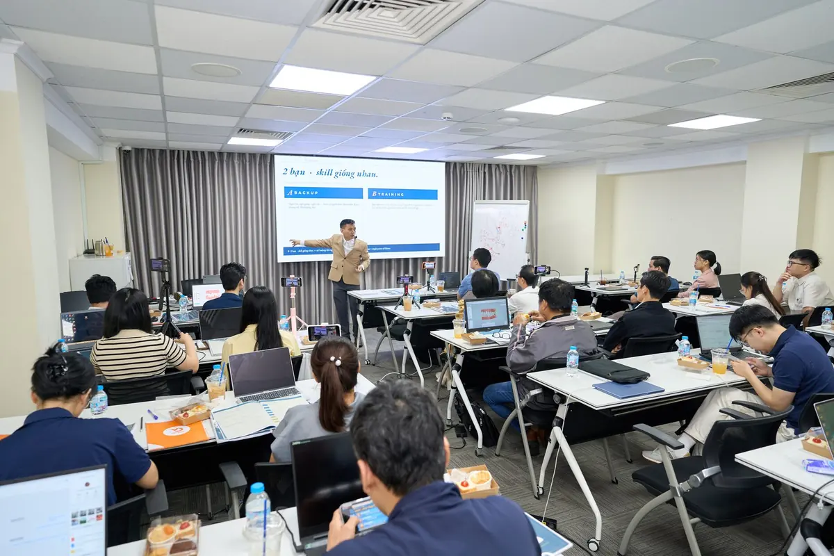 Buổi sáng ngày 1: cả lớp nghe giảng lý thuyết cơ sinh học