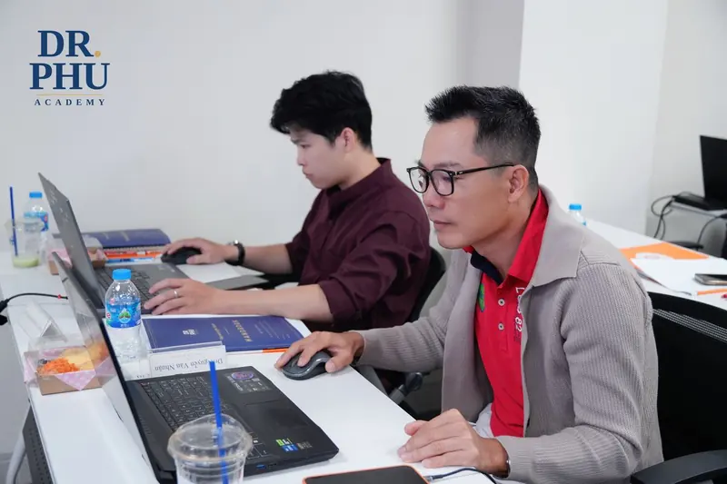 Học viên thực hành thiết kế trên máy