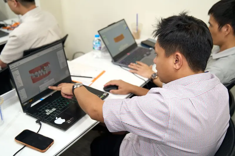 Học viên đối chiếu thiết kế trên hai màn hình