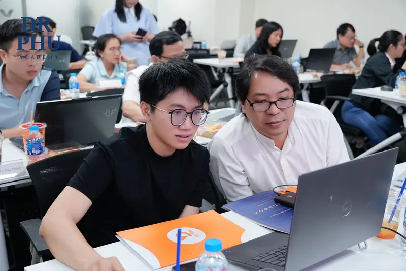 Học viên trao đổi trong lúc thực hành
