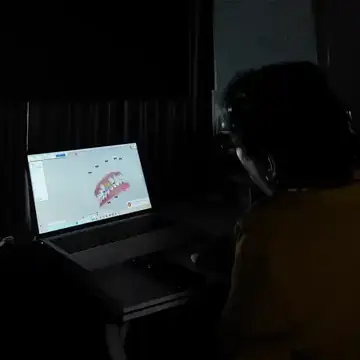 Học viên tự cầm chuột thiết kế trên phần mềm